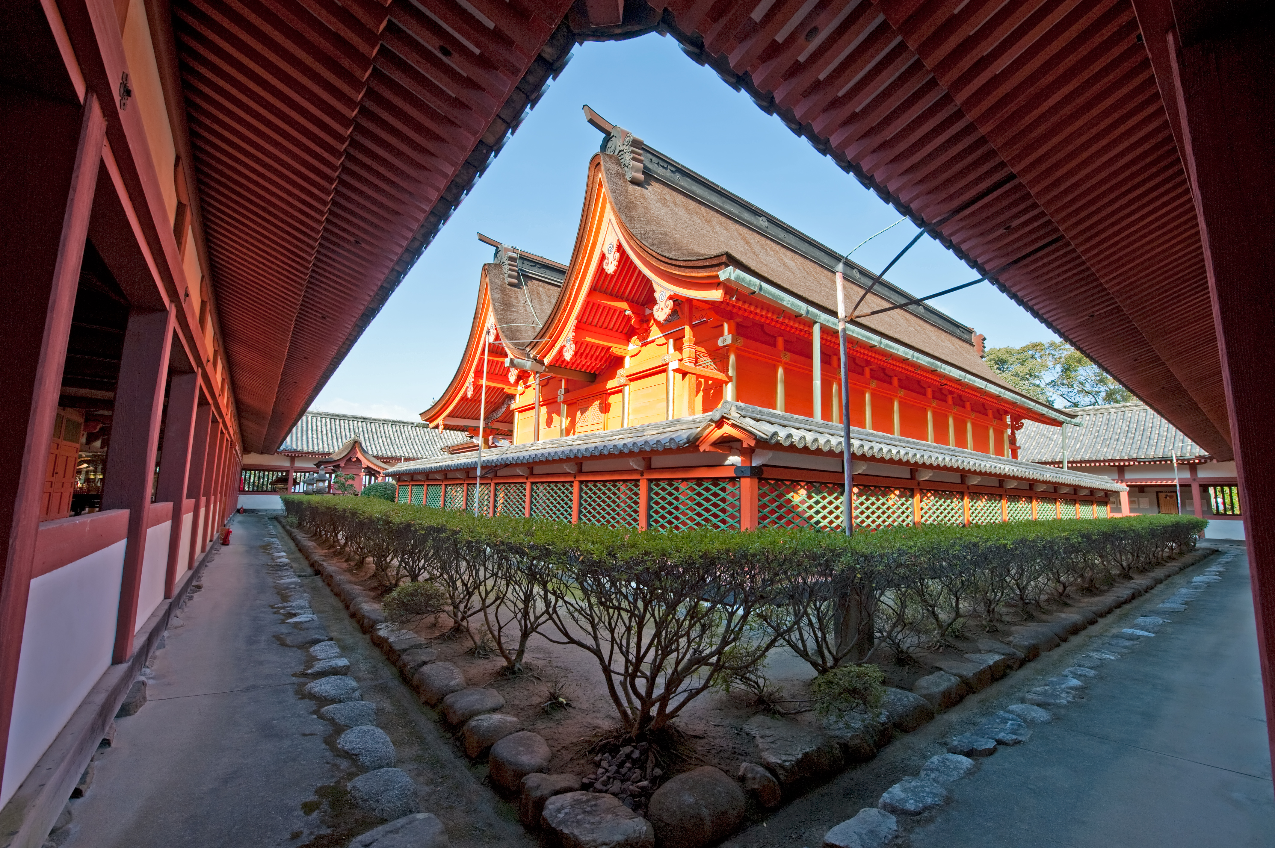 Hachiman-zukuri-Isaniwa_shrine.jpg